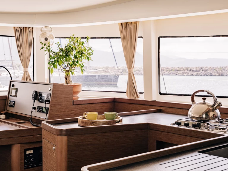 Lagoon Lagoon 42 charter bareboat eller skeppad i Kalamata