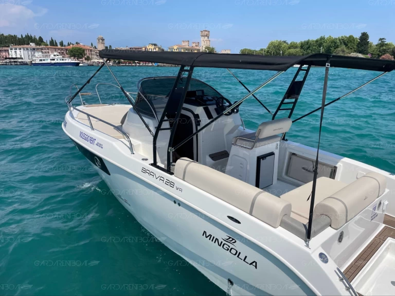 Mingolla Brava 28 WA charter bareboat eller skeppad i Sirmione