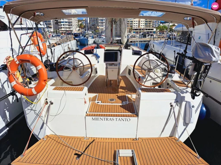 Jeanneau Sun Odyssey 449 charter bareboat eller skeppad i Ibiza Town