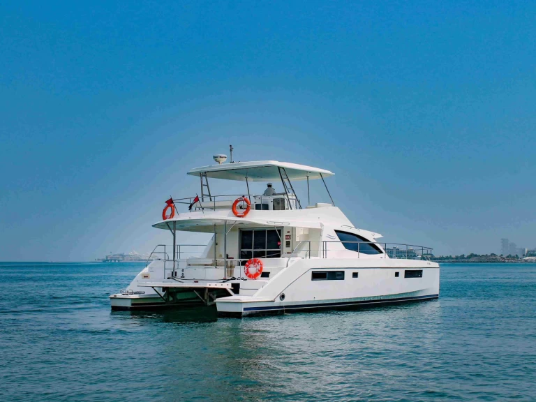 Leopard 65 charter bareboat eller skeppad i Dubai Marina