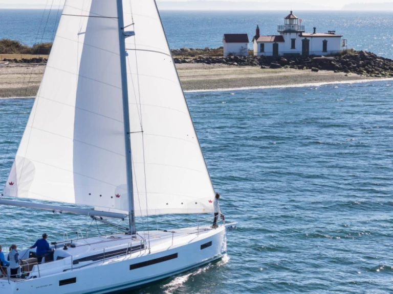 Jeanneau Sun Odyssey 490 charter bareboat eller skeppad i Puntone