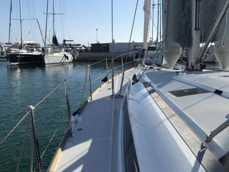 Jeanneau Sun Odyssey 519 charter bareboat eller skeppad i Mykonos (ostrov)