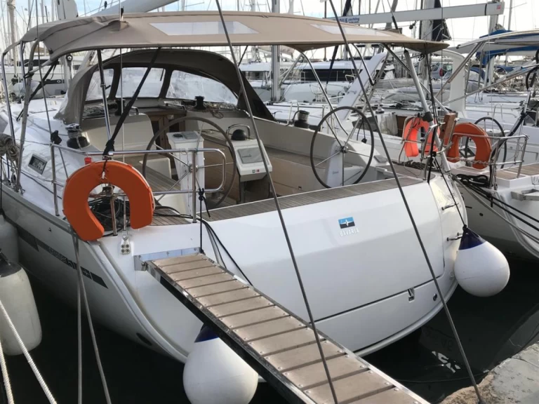 Bavaria Cruiser 51 charter bareboat eller skeppad i Mykonos (ostrov)