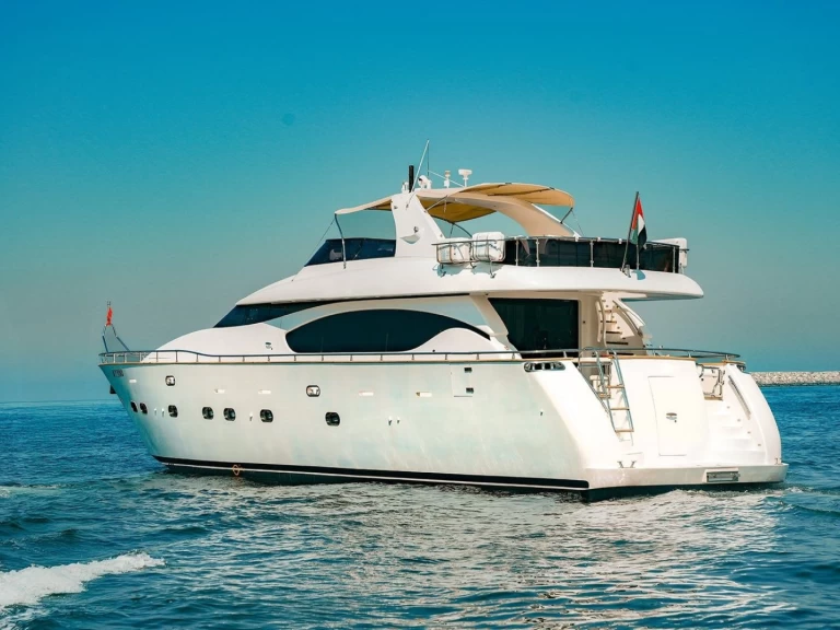 Maiora 82 charter bareboat eller skeppad i Dubai Marina