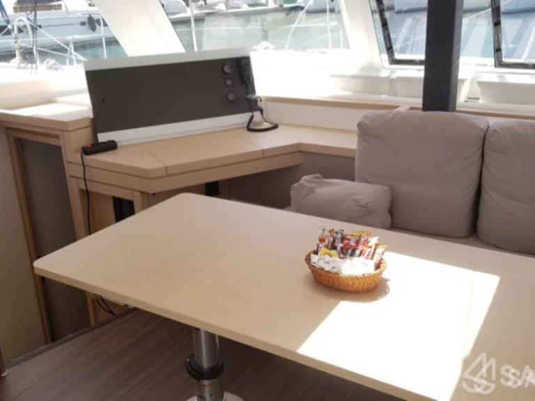 Fountaine Pajot Lucia 40 charter bareboat eller skeppad i Roses