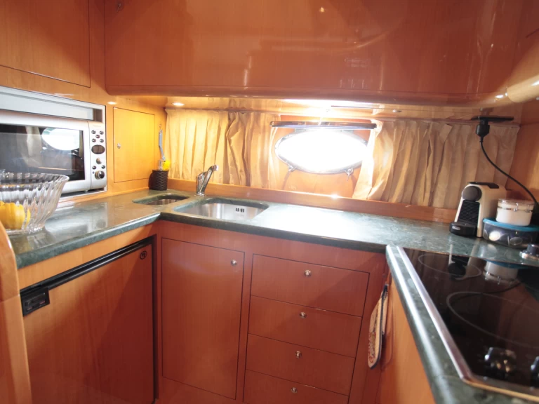 Hyra Lyx yacht med eller utan skeppare Uniesse Salivoli 