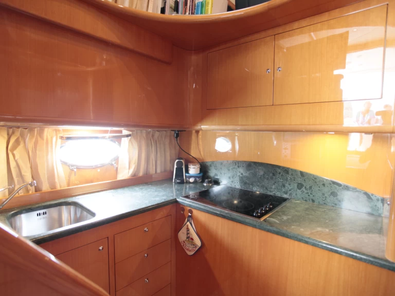 Uthyrning Lyx yacht Uniesse med en båtlicens 