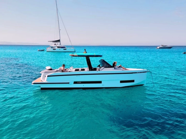De Antonio De Antonio D32 charter bareboat eller skeppad i Mahon