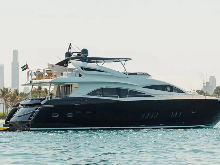 Sunseeker Yacht 90 charter bareboat eller skeppad i Dubai Marina