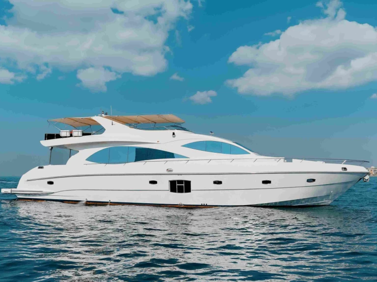 Majesty Yachts 92 charter bareboat eller skeppad i Dubai Marina