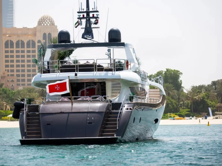 Hyra Lyx yacht med eller utan skeppare NEDSHIP Dubai Marina 