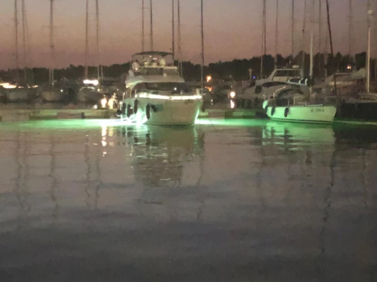 Hyra Motorbåt  med eller utan skeppare Bavaria Šibenik  