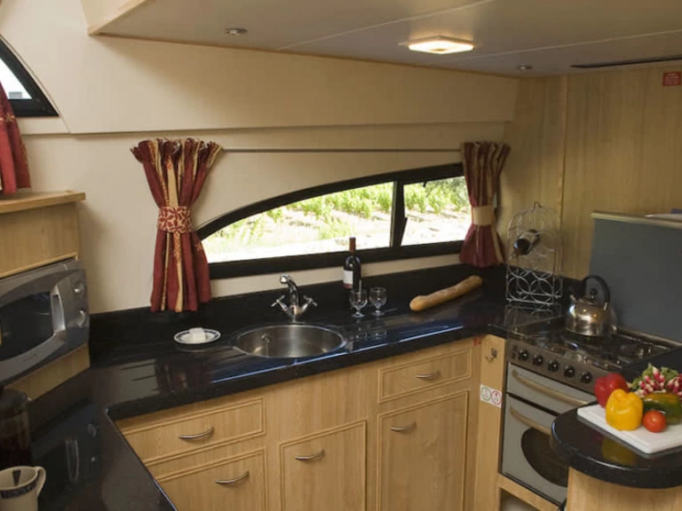 Yacht charter Branges billig Royal Mystique A