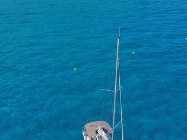 Uthyrning Segelbåt  Jeanneau med en båtlicens 