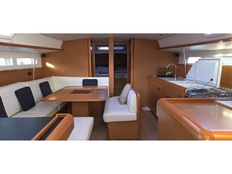 Uthyrning Segelbåt  Jeanneau med en båtlicens 