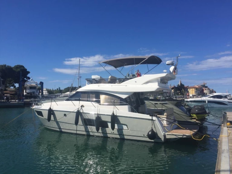 Bavaria Virtess 420 Fly charter bareboat eller skeppad i Šibenik 
