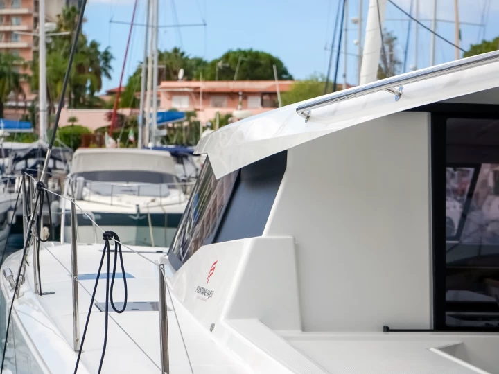 Fountaine Pajot Astrea 42 charter bareboat eller skeppad i Furnari