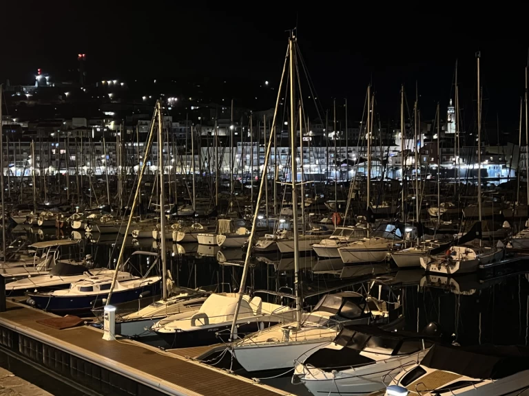 Jeanneau Sangria charter bareboat eller skeppad i Sète