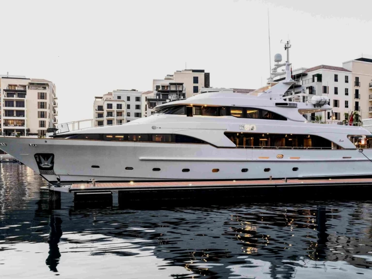 Hyra Lyx yacht med eller utan skeppare Benetti Dubai Marina 
