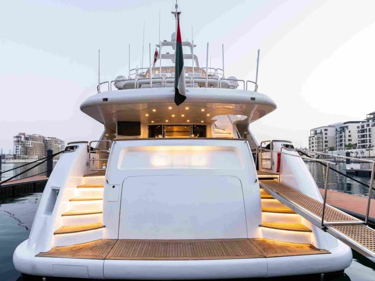 Benetti 114 charter bareboat eller skeppad i Dubai Marina
