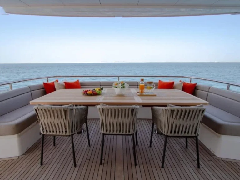 Sunseeker 116 charter bareboat eller skeppad i Dubai Marina