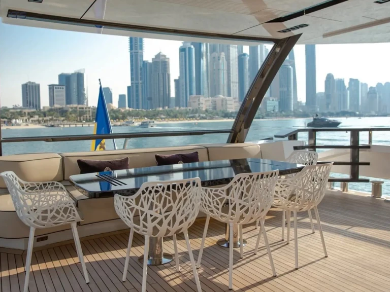 Hyra Lyx yacht med eller utan skeppare Peri Yachts Dubai Marina 