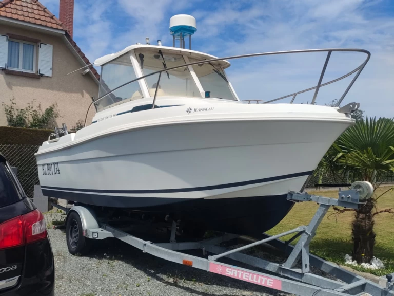 Jeanneau Merry Fisher 580 HB charter bareboat eller skeppad i Frankrike 