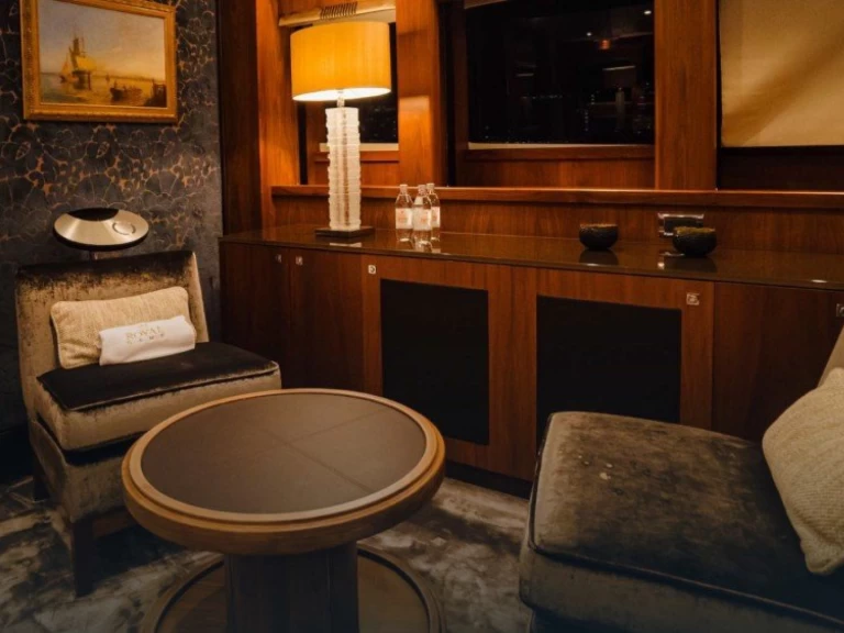 Sunseeker 131 charter bareboat eller skeppad i Dubai Marina