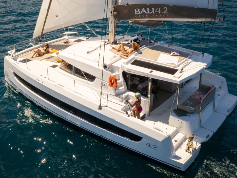 Bali Bali 4.2 charter bareboat eller skeppad i Saint-Mandrier-sur-Mer