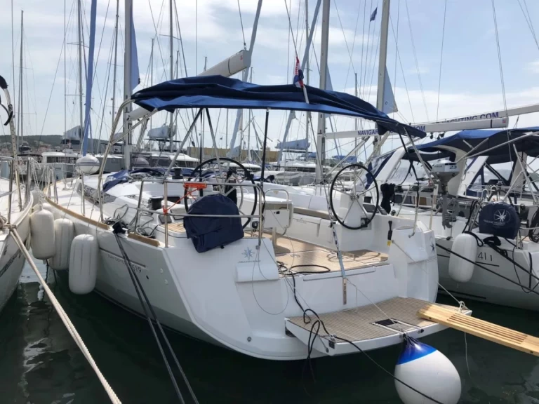 Jeanneau Sun Odyssey 519 charter bareboat eller skeppad i Donji Seget
