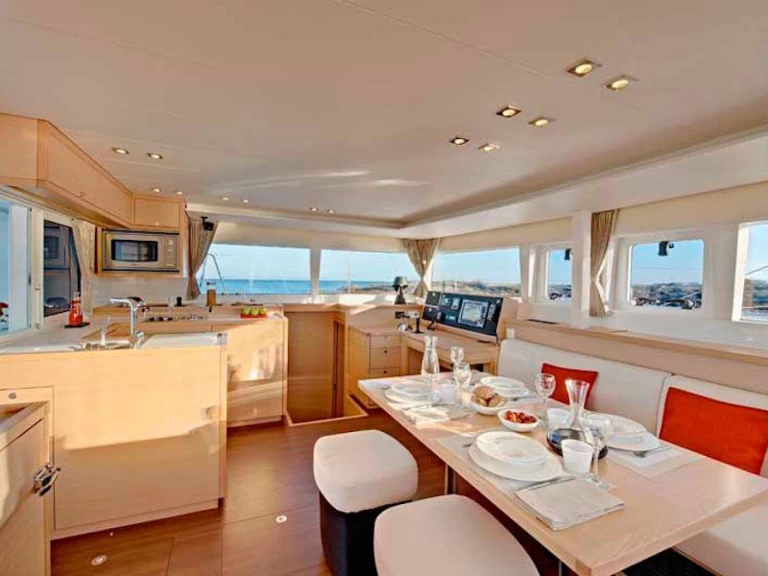 Hyra Katamaran  med eller utan skeppare Lagoon Vlychada 