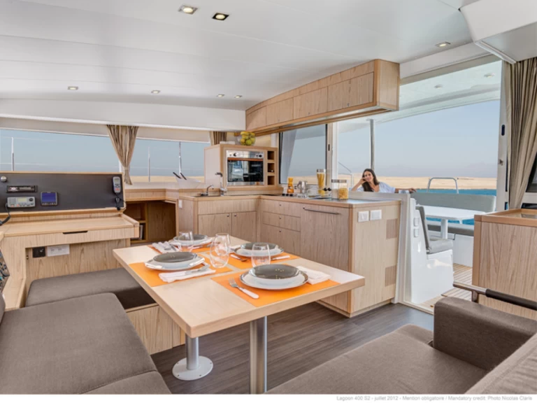 Lagoon Lagoon 400 S2 charter bareboat eller skeppad i Trogir 