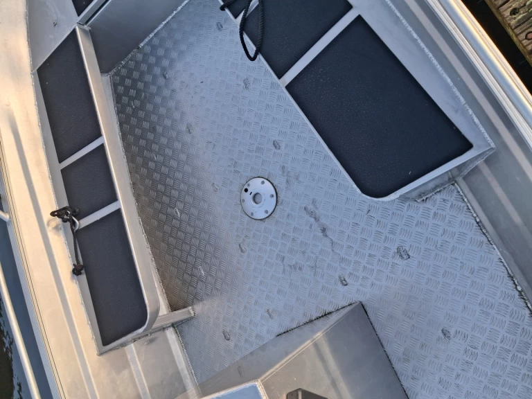 Uthyrning Motorbåt  qwest med en båtlicens 