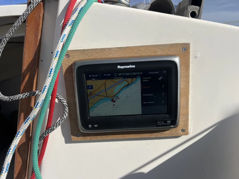 Jeanneau Sangria charter bareboat eller skeppad i Frankrike 