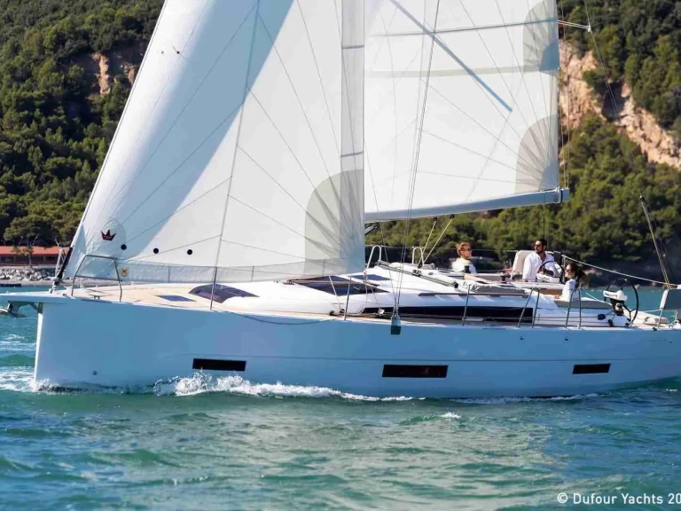 Dufour Dufour 430 charter bareboat eller skeppad i Rodi Garganico