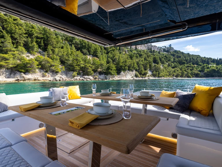 Hyra Motorbåt  med eller utan skeppare Solaris Power Frankrike  