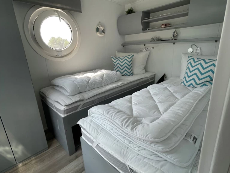 Uthyrning Kanalbåt D13 med en båtlicens 