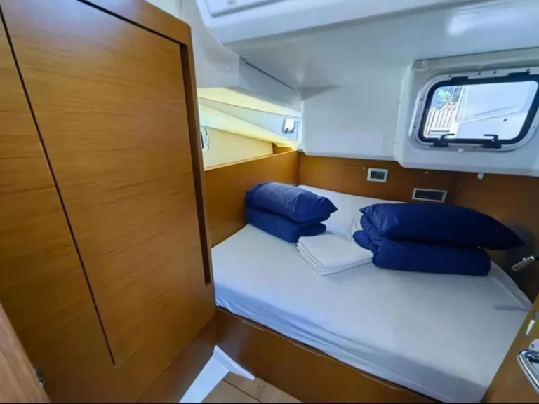 Uthyrning Segelbåt  Jeanneau med en båtlicens 