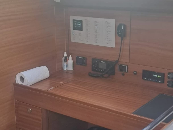 Elan Impression 45.1 charter bareboat eller skeppad i Alimos