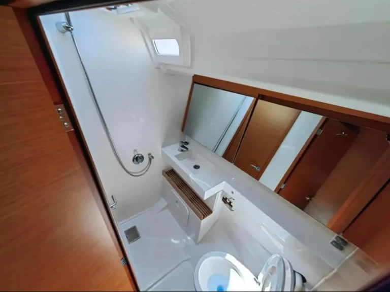 Jeanneau Sun Odyssey 440[G] charter bareboat eller skeppad i Alimos