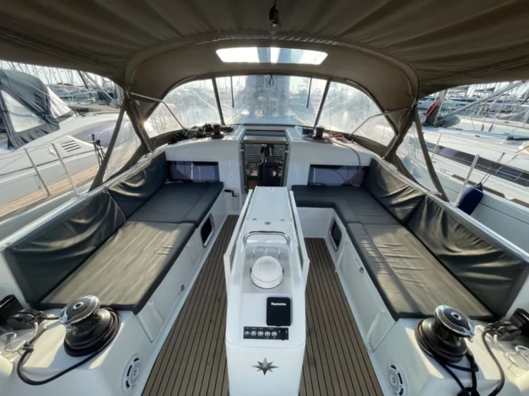 Jeanneau Sun Odyssey 490 charter bareboat eller skeppad i Alimos