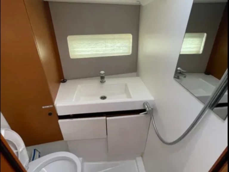 Hyr en Jeanneau Sun Odyssey 490 Alimos 