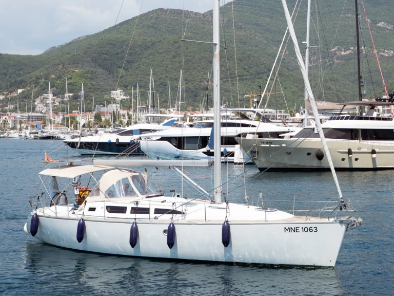 Jeanneau Sun Odyssey 40.3 charter bareboat eller skeppad i Tivat