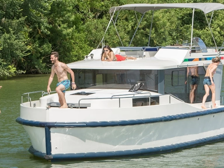 Premier Horizon 2 charter bareboat eller skeppad i Jarnac