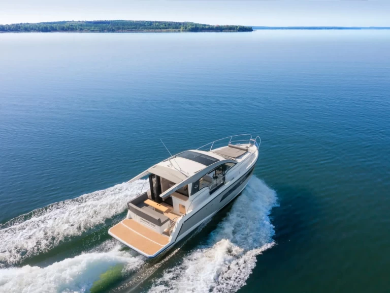 Uthyrning Motorbåt  Sealine med en båtlicens 