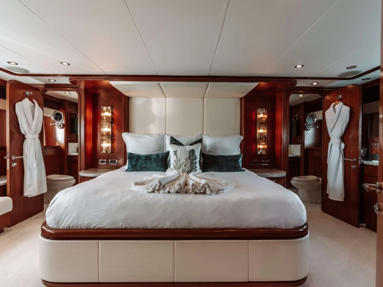 Hargrave BEACHFRONT charter bareboat eller skeppad i Sankt Martin