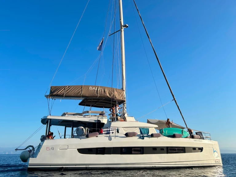 Bali Bali 5.4 charter bareboat eller skeppad i Le Marin