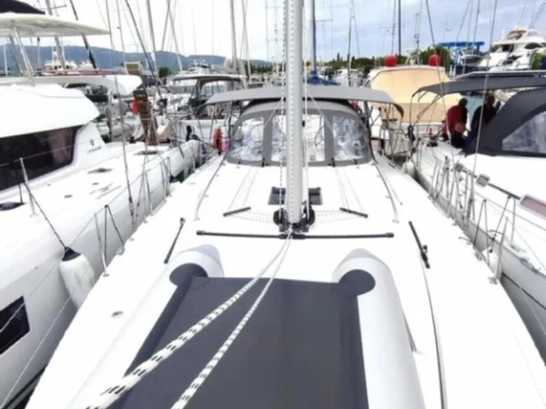 Bavaria Bavaria C42 charter bareboat eller skeppad i Lefkáda