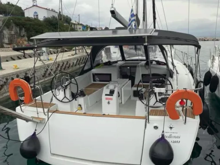 Jeanneau Sun Odyssey 440 charter bareboat eller skeppad i Gouvia