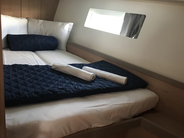 Bénéteau Oceanis 45 charter bareboat eller skeppad i Salerno